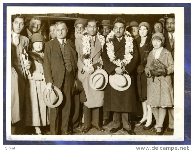 India Princes Indiens Nizam Hyderabad Family Victoria Station London Gare Londres Old Photo 1930's - Célébrités