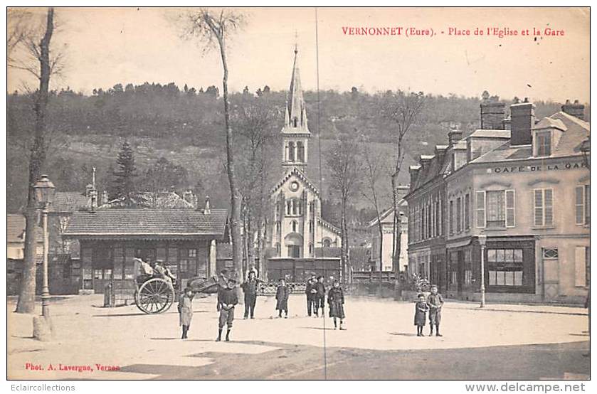 Vernonnet    27       Place De L'Eglise Et La Gare          (voir Scan) - Autres & Non Classés