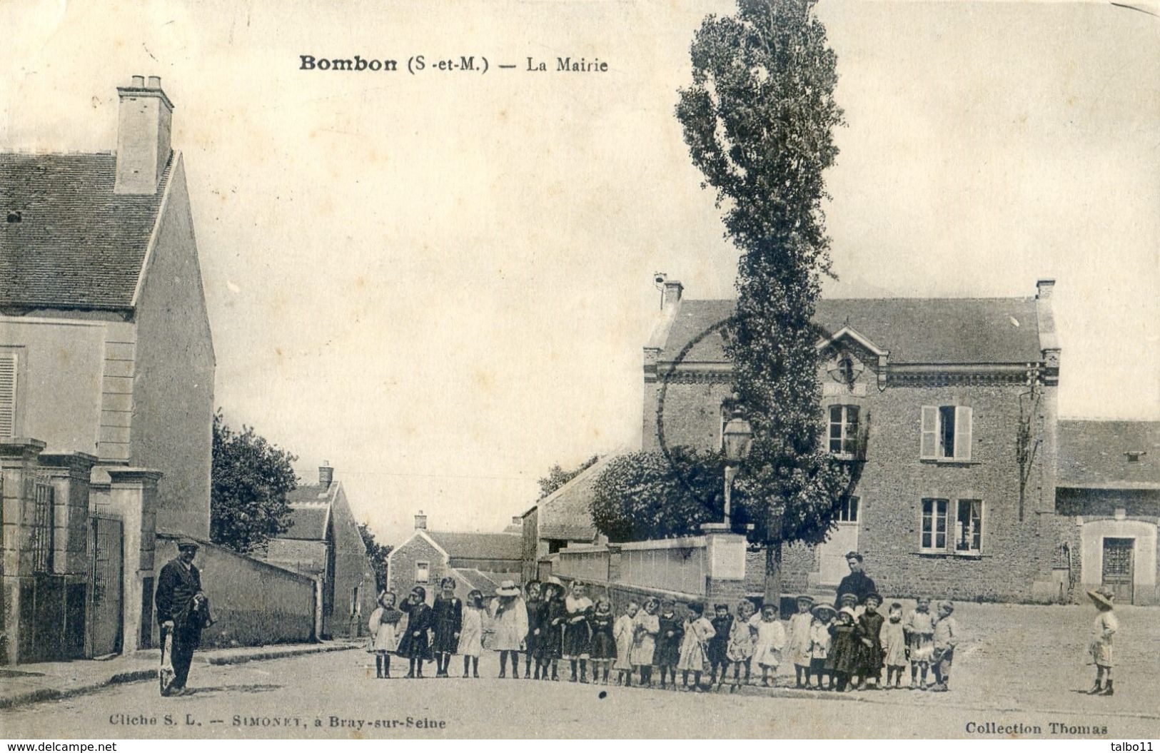 77 - Bombon - La Mairie - Enfants De L'ecole - Monsieur Avec Une Peau De Lapin - Otros & Sin Clasificación