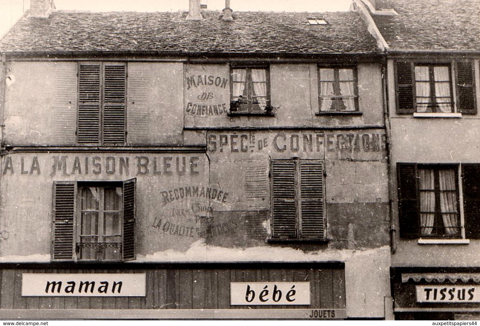 Photo Originale De Façade De Commerce Ancien Et Vintage - A La Maison Bleue, Confections, Maman, Bébé, Tissus& Jouets 70 - Lieux