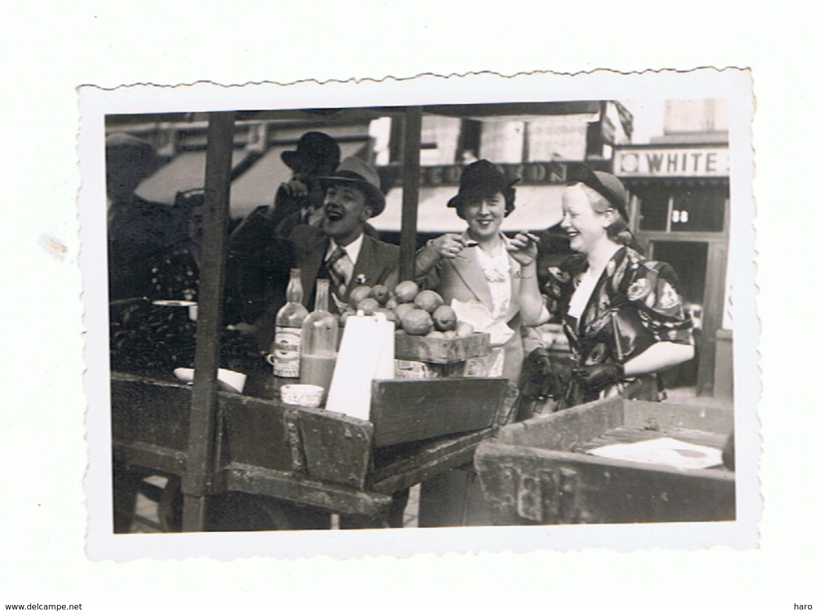 Photo ( +/- 6 X 9 Cm ) Dégustation De Moules Sur Un Marché Ou ...? Echoppe, étal,...A SITUER - Guerre, Militaire