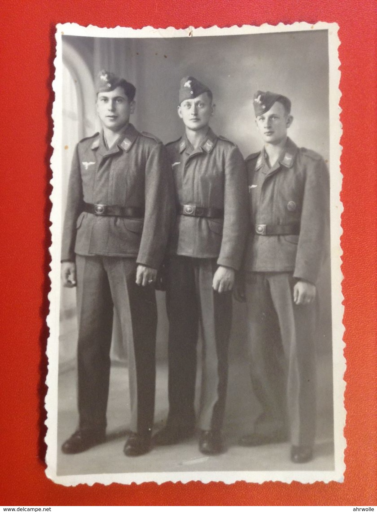 Foto AK Soldatengruppe WW2 Soldaten Mit Mütze Schiffchen Uniformen Reichsadler Hakenkreuz Ca. 1940 - Uniformen