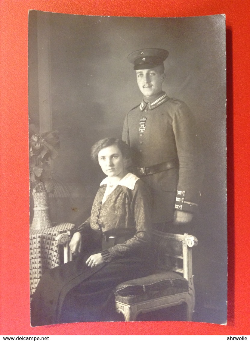 Foto AK WW1 Soldat Mit Mütze Uniform Mit Auszeichnung EK Eisernes Kreuz Mit Frau Ca. 1918 - Uniformen