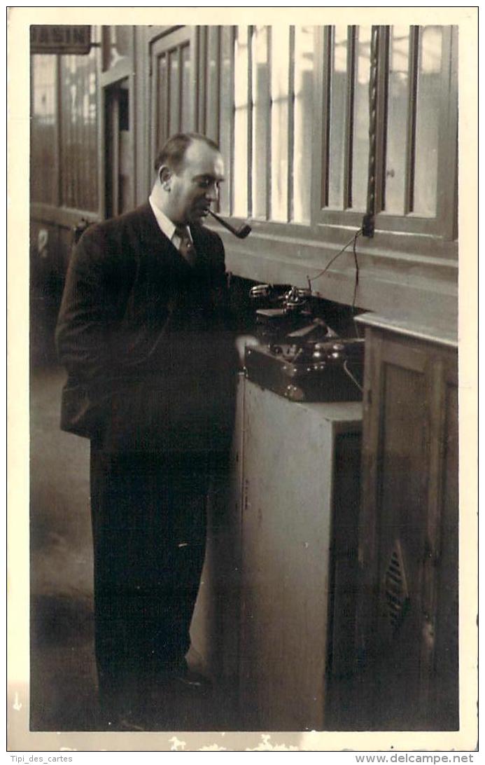 16 - Angoulême - Carte Photo, Homme Du Personnel Enseignant écoutant Un Disque En Fumant La Pipe, Bernard Mallet Photo - Angouleme