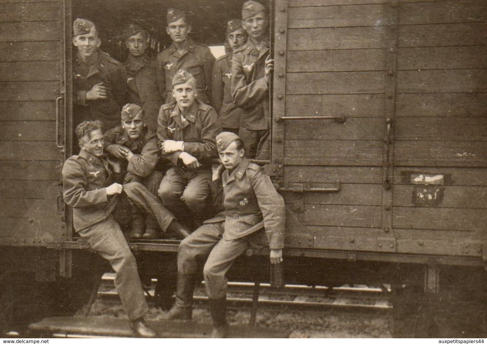 2 Photos Originales Guerre 1939-45 - Train Allemand - Troupes & Transports De Troupes Par Wagons En France En 1942 - Guerre, Militaire