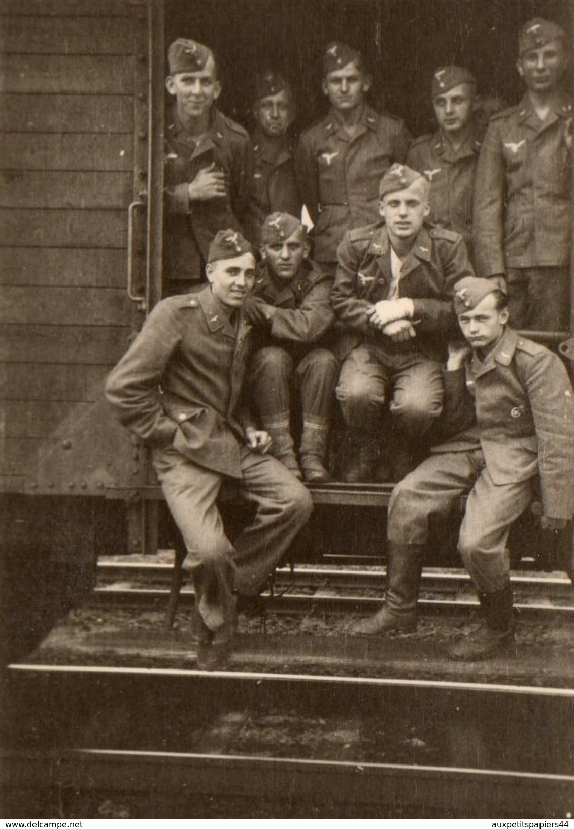 2 Photos Originales Guerre 1939-45 - Train Allemand - Troupes & Transports De Troupes Par Wagons En France En 1942 - Guerre, Militaire