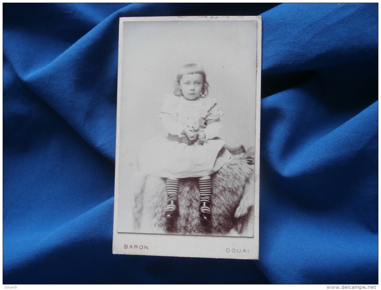 Photo CDV  Baron à Douai  Jeune Enfant Blond Avec Des Chaussettes Rayées - Circa 1895 - L331 - Alte (vor 1900)