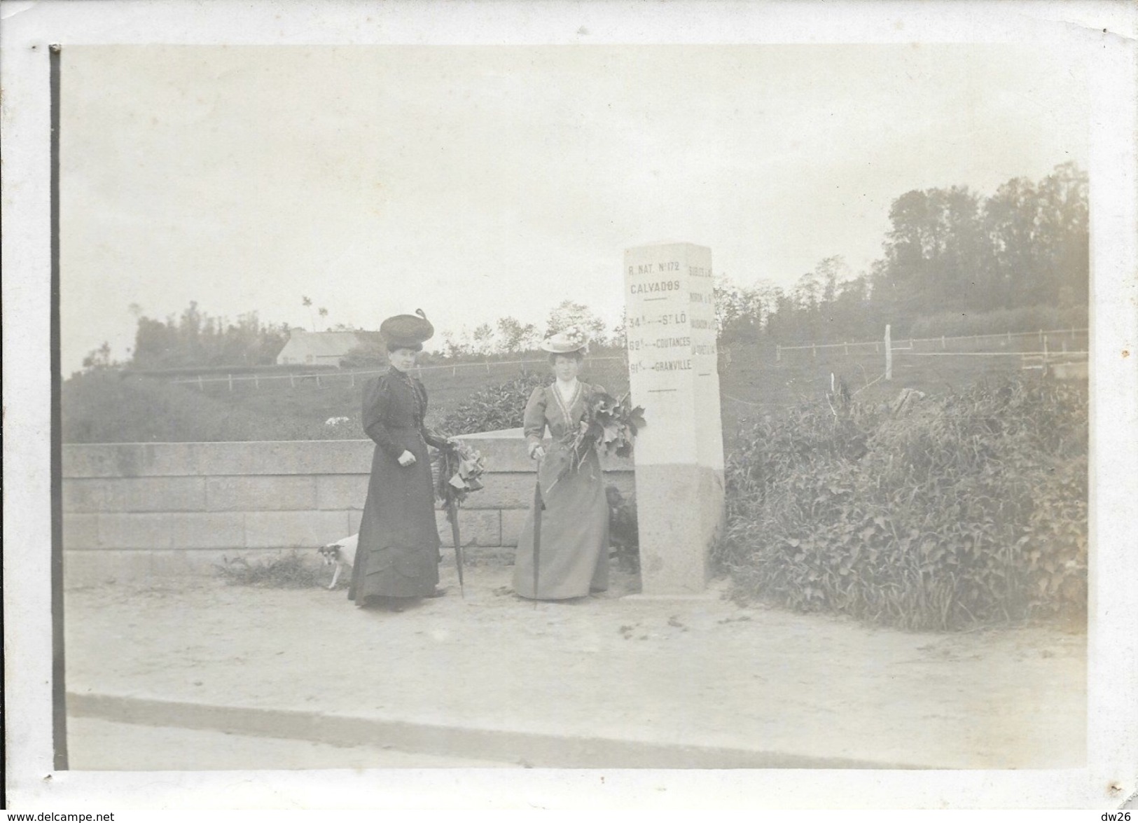 Photo Femmes (Marie Et Valentine Billette) Sur RN 172 (Calvados Vers Bayeux) - A La Masse, 4 Km De Subles, 5 Km De Noron - Personnes Anonymes