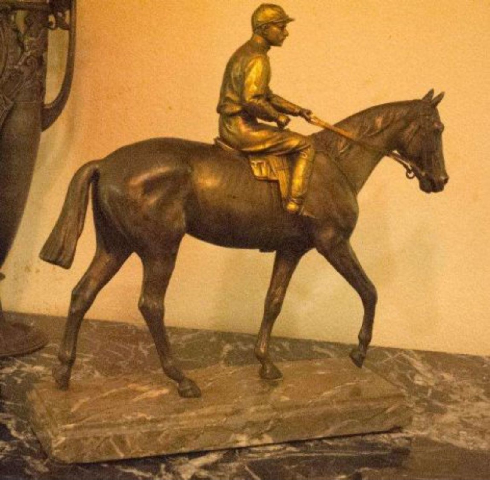 En Bronze  Ancien Du XIX  Statue D'un Jockey Sur Son Cheval. - Bronzes