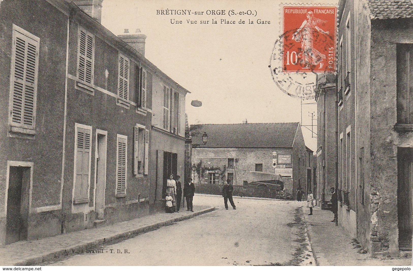 BRETIGNY Sur ORGE - Une Vue Sur La Place De La Gare - Bretigny Sur Orge