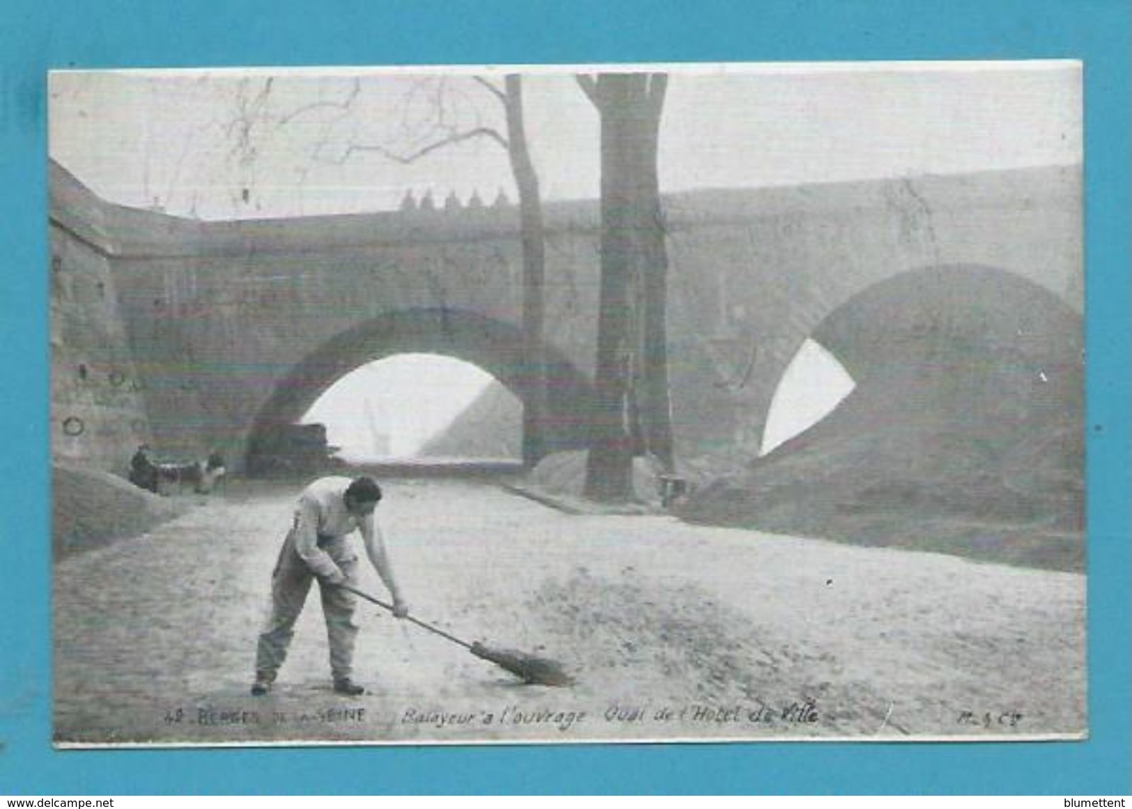 CPA 42 LES BERGES DE LA SEINE Métier Balayeur à L'ouvrage Quai De L'Hôtel De Ville PARIS - Die Seine Und Ihre Ufer