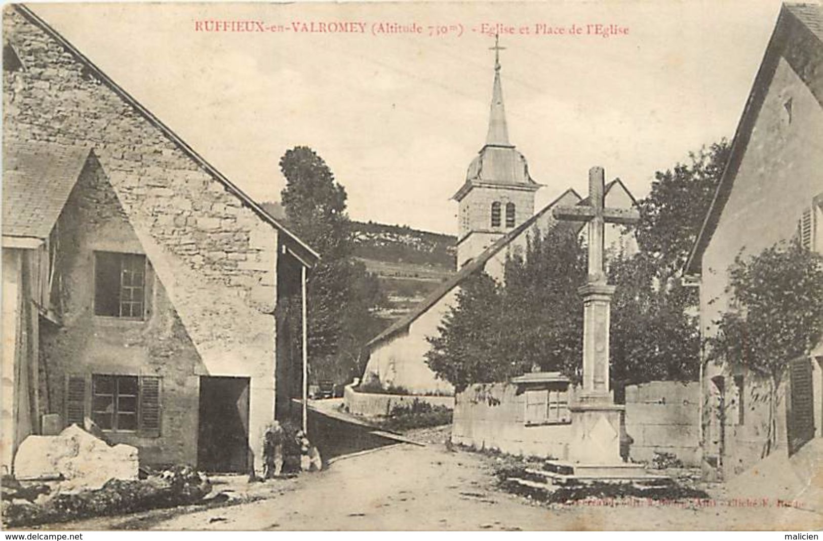 - Dpts Div -UU526- Ain - Ruffieux En Valromey - Eglise Et Place De L Eglise - Carte Bon Etat - - Non Classés