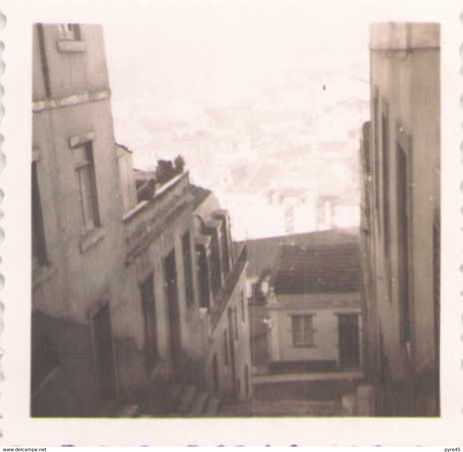 Photo 6 X 6 Cm Vue D'une Ruelle En Pente Non Localisée - Lieux