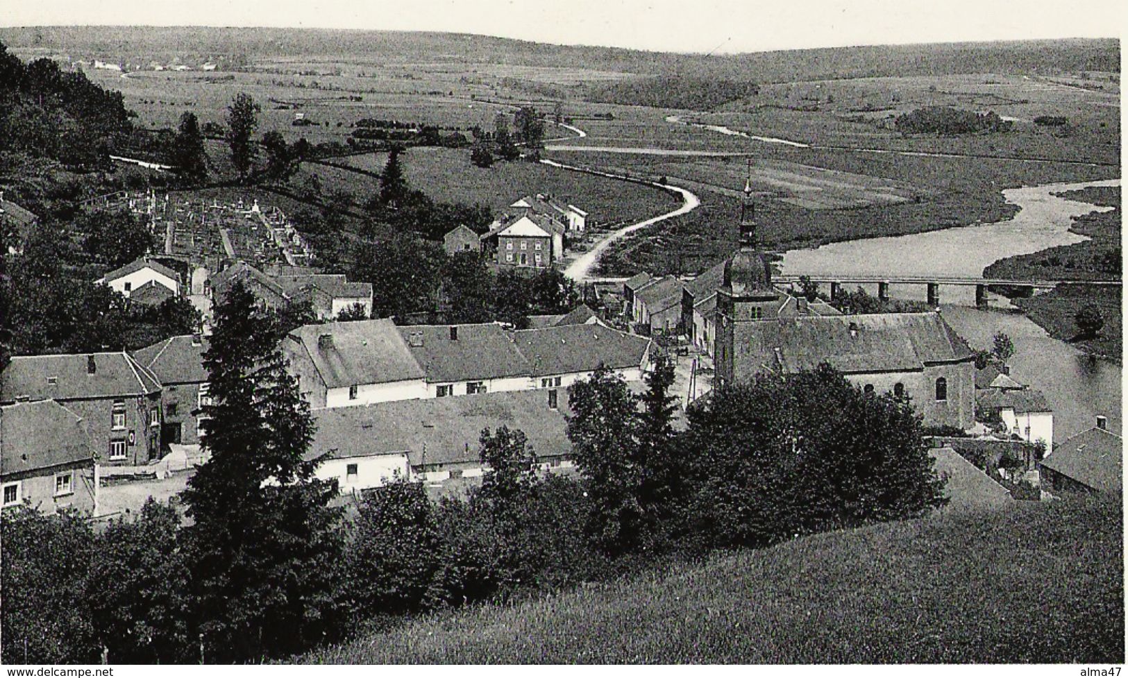 Chassepierre - Panorama Vue Sur Le Cimetière Et Pont - Circulé Vers 1961 - Edit. Magasin Socolait, Sainte-Cécile - Chassepierre