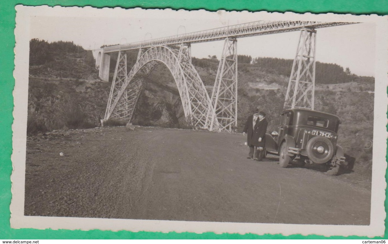 15 - Photo De 1933 - Viaduc De Garabit (Cantal) Un Homme Et Un Jeune Garçon Devant Une Voiture (automobile) - Places