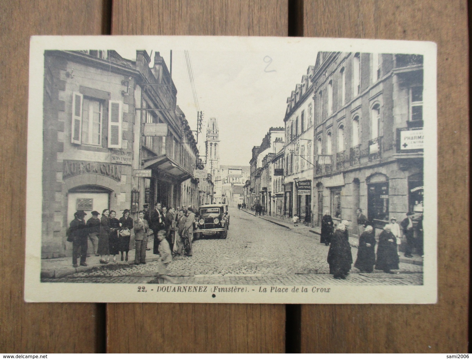 CPA 29 DOUARNENEZ LA PLACE DE LA CROIX  ANIMEE VOITURE ANCIENNE - Douarnenez