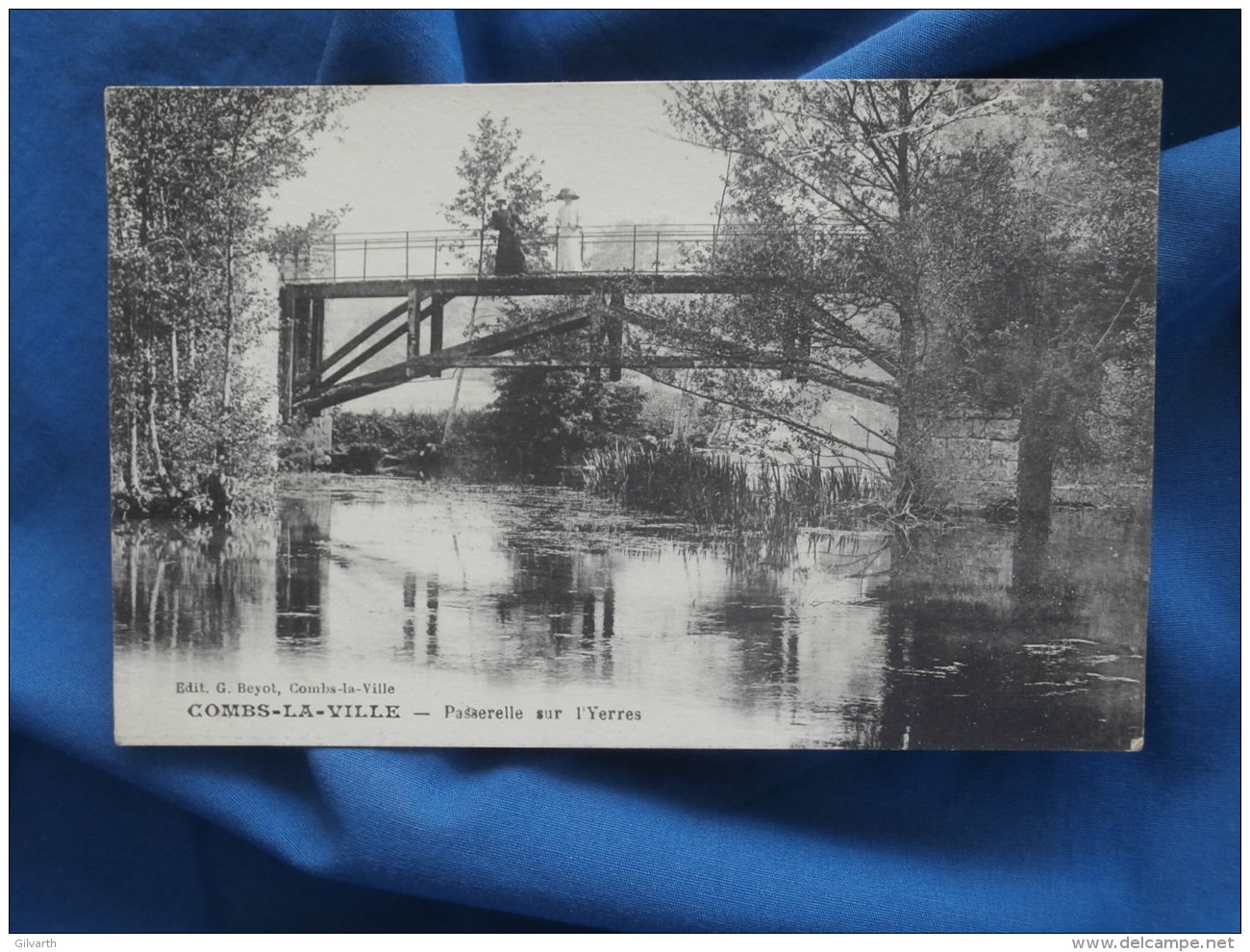 Combs La Ville  Passerelle Sur L'Yerres - Animée : Femmes - Ed. Beyot - L336 - Combs La Ville