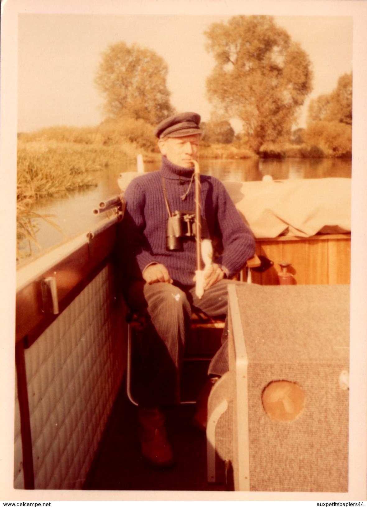 Photo Couleur Originale Capitaine à Casquette Sur Un Bateau Fumant La Chibouque, Longue Pipe Du 19 ème Siècle & Jumelles - Bateaux