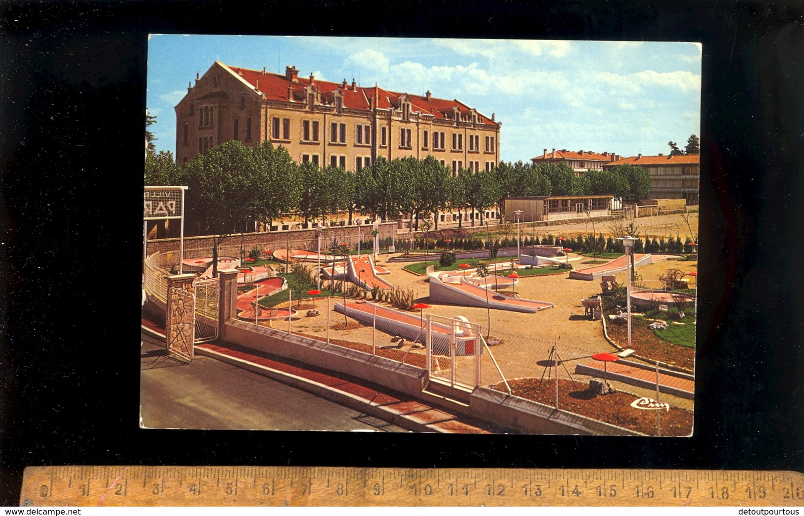 BOURG DE PEAGE  Drôme 26 : Le Golf Miniature Et Le Lycée  Mini Golf - Autres & Non Classés