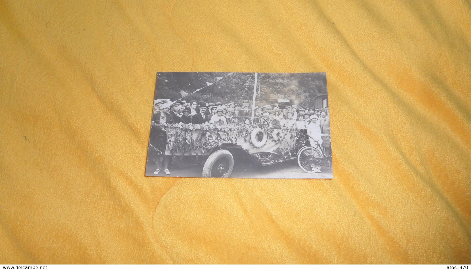 CARTE POSTALE PHOTO ANCIENNE NON CIRCULEE DATE ?. / LIEU ET VEHICULE A IDENTIFIER. INSCRIPTION BOUEE A ETUDIER. EVENEMEN - Photos