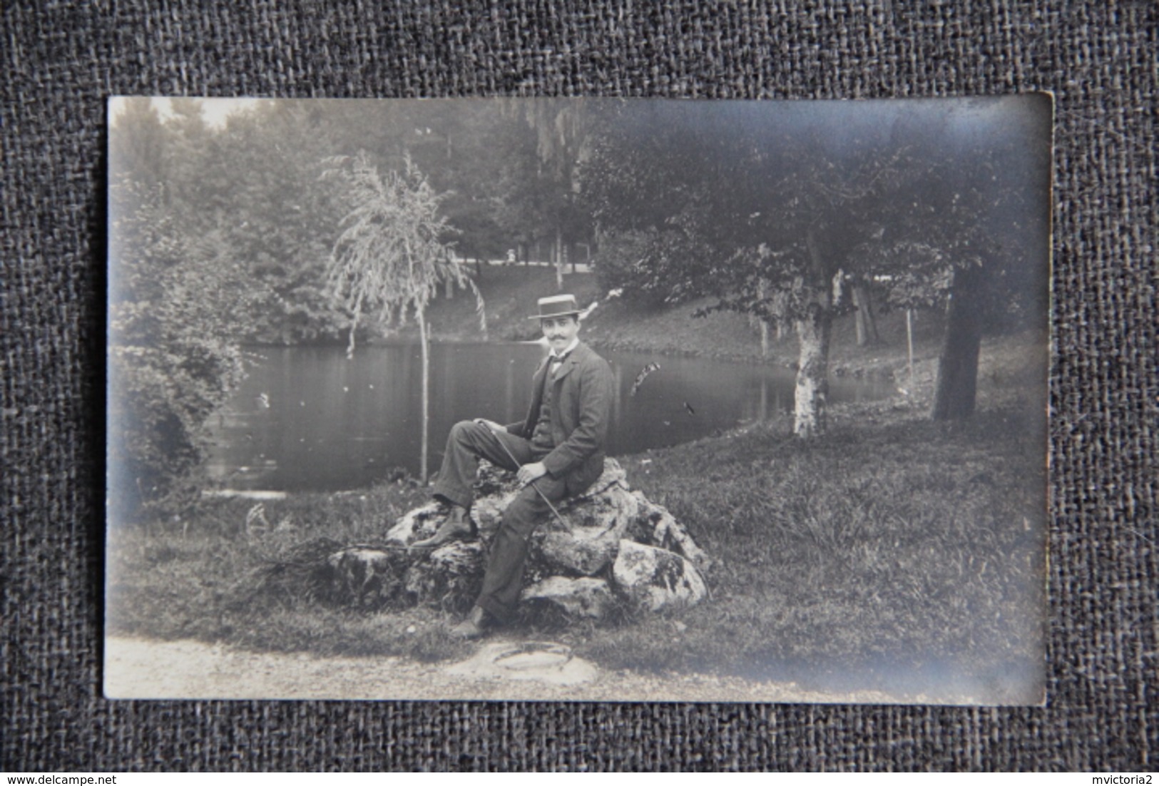 Jeune Homme Au Canotier Dans Un Parc - Photographs