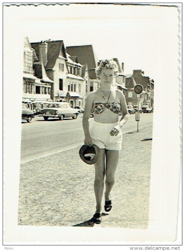 Foto/Photo. Femme/Pin Up En Maillot Sur La Digue. A Situer, Mer Du Nord. - Pin-Ups