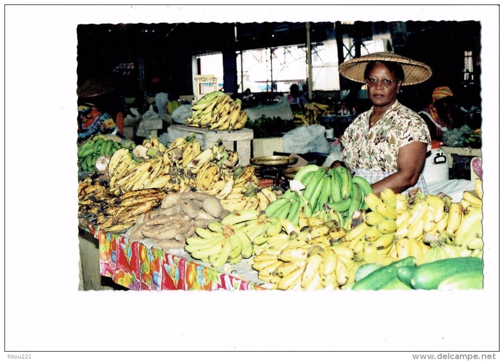 Guyane - CAYENNE - 1992 Marché Couvert - Stand Femme Marchande Bananes Patate Douce Balance Pesée - Cayenne