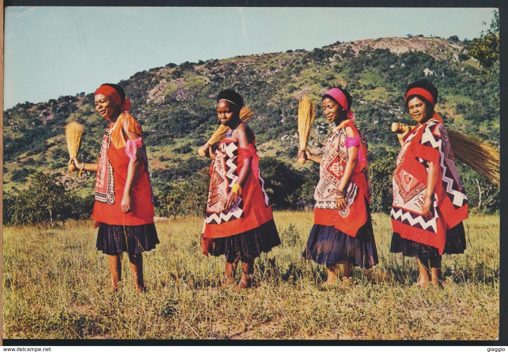 °°° 9199 - SWAZILAND - MARRIED WOMEN GOING TO TRADITIONAL DANCE - 1977 °°° - Swasiland