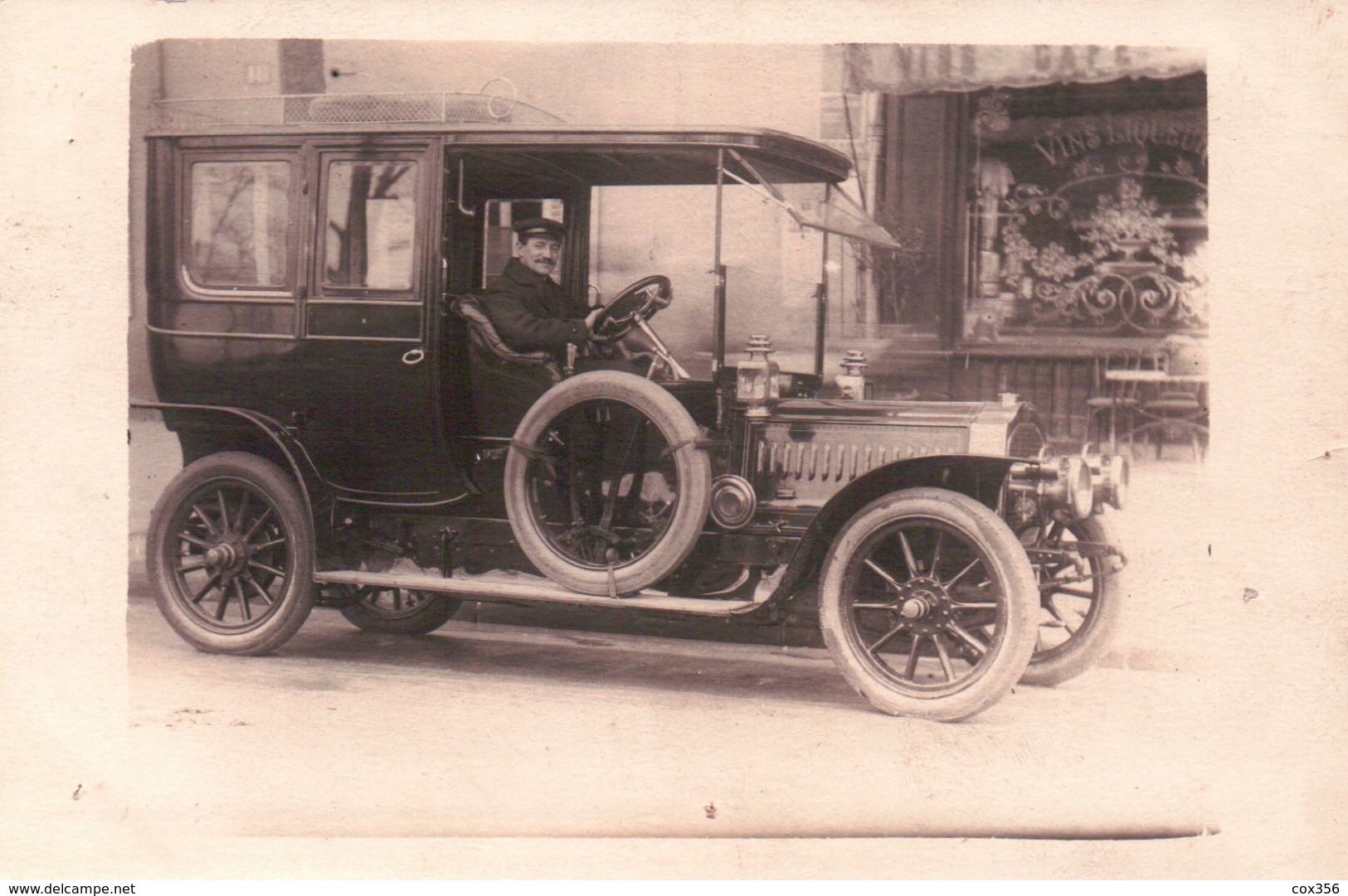 CPA TAXI PARISIEN AUTOMOBILE 1900/10 Stationnée Devant Un Café - Taxis & Cabs