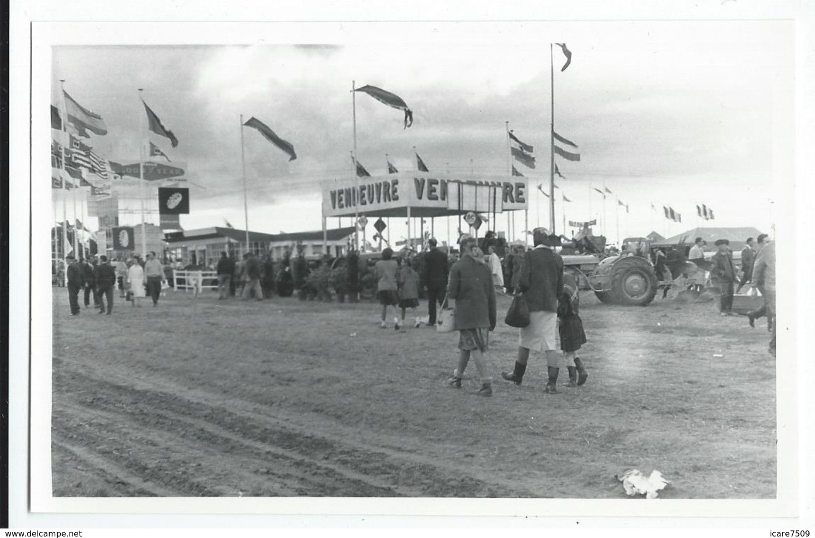 4 Photos D'une Foire Avec Tracteurs Probablement Dans Le Calvados Où La Vienne (13.7 X 8.9 Cm Env.) - Autres & Non Classés