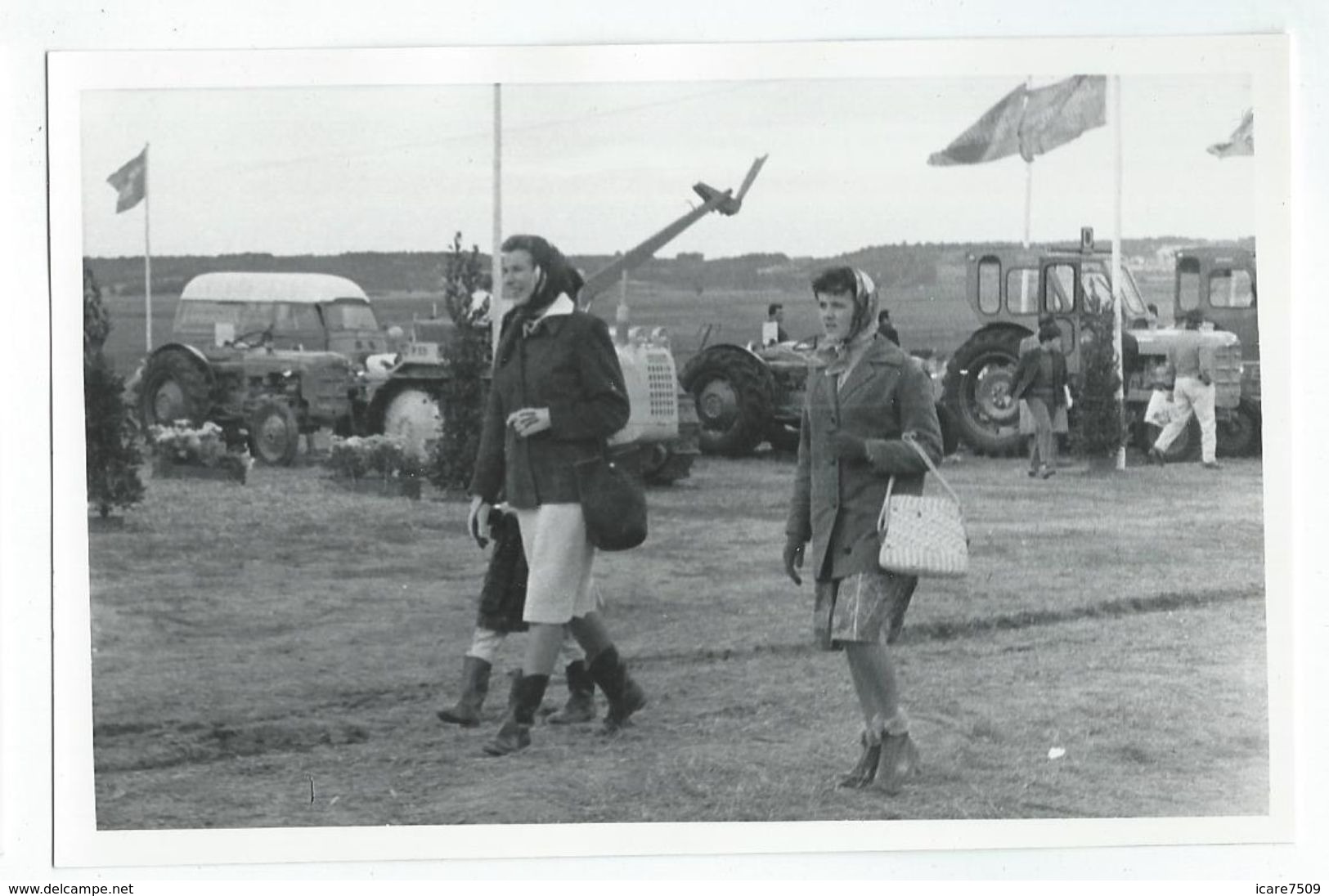 4 Photos D'une Foire Avec Tracteurs Probablement Dans Le Calvados Où La Vienne (13.7 X 8.9 Cm Env.) - Autres & Non Classés