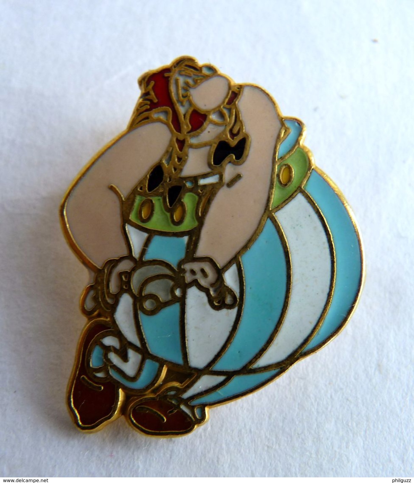 RARE BROCHE ASTERIX - OBELIX Amoureux 1988 ALBERT RENE STADIUM - Pins