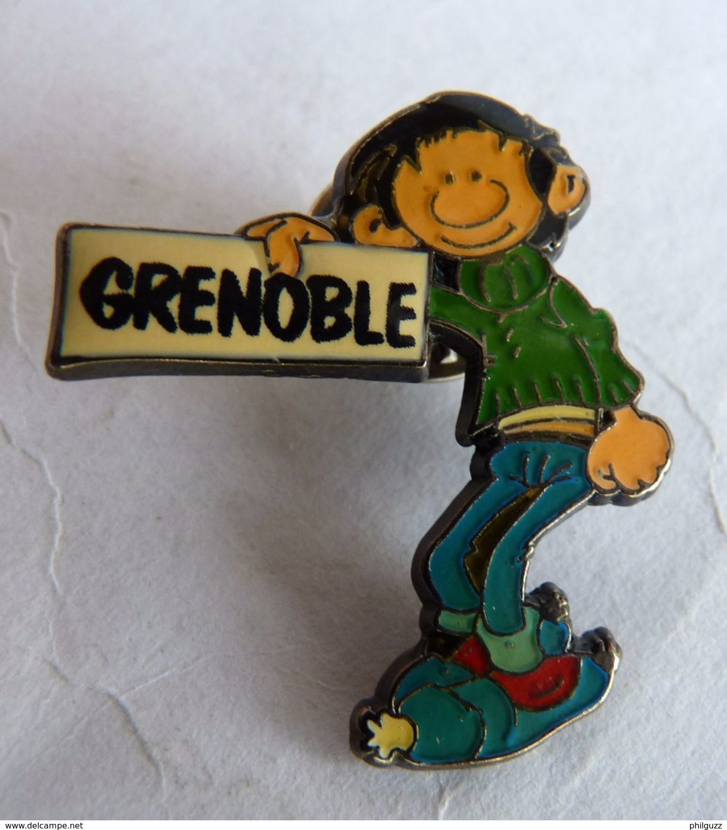 PIN'S GASTON LAGAFFE - CORNER 79 -  FRANQUIN -  GASTON AVEC UN PANNEAU GRENOBLE - Pins