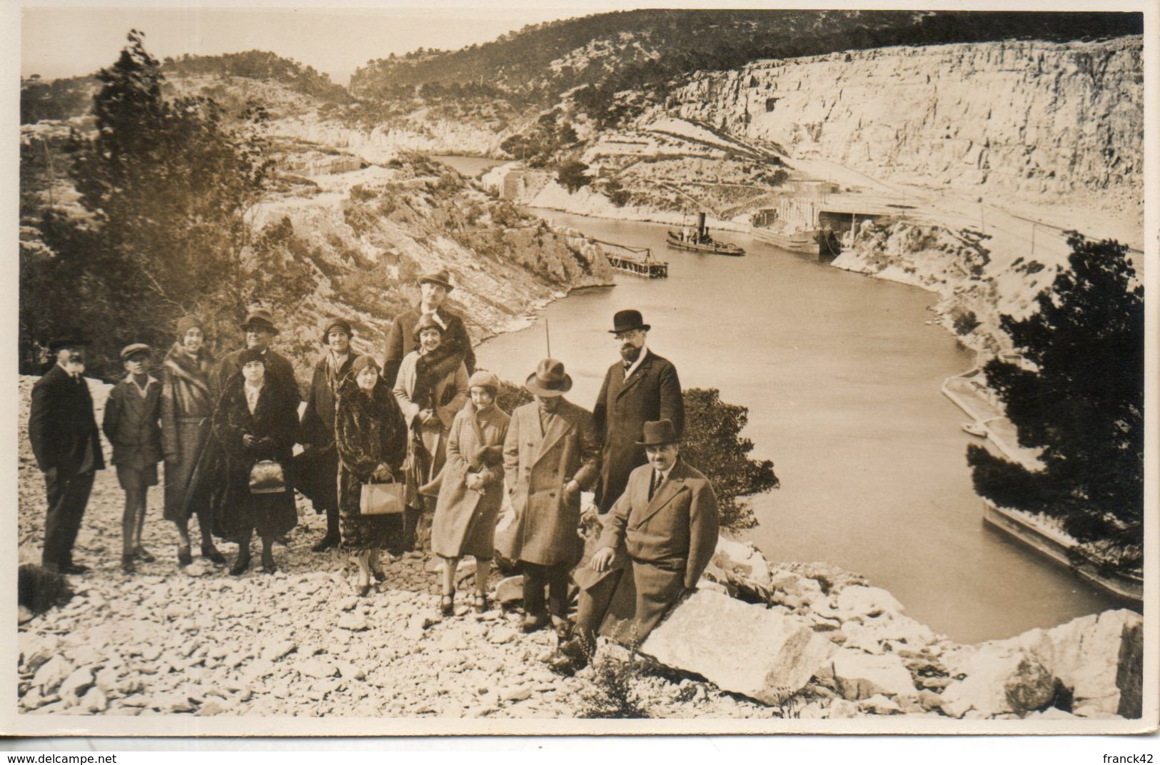 Carte Photo. Groupe Devant Des Gorges - Photos