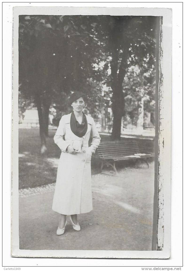 FOTO DONNA A PASSEGGIO 1935   - CARTA GEVAERT   - NV FP - Photographie