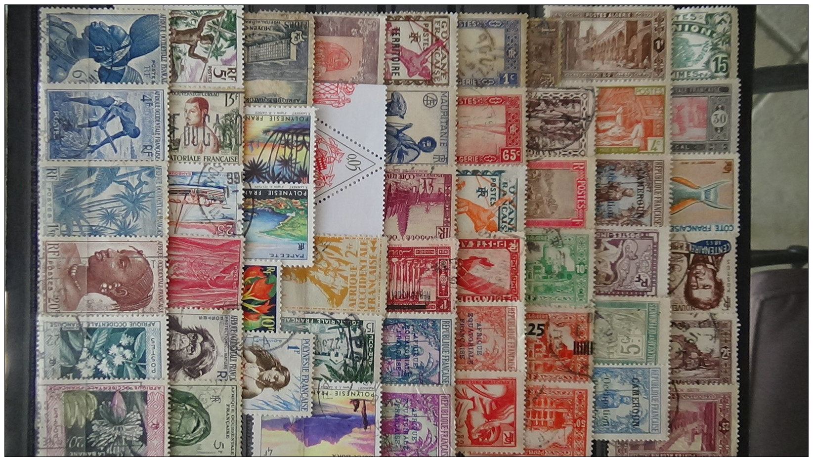 C Timbres **, * et oblitérés anciennes colonies Françaises + caarnet de voyage Terre Adelie. Voir commentaires.