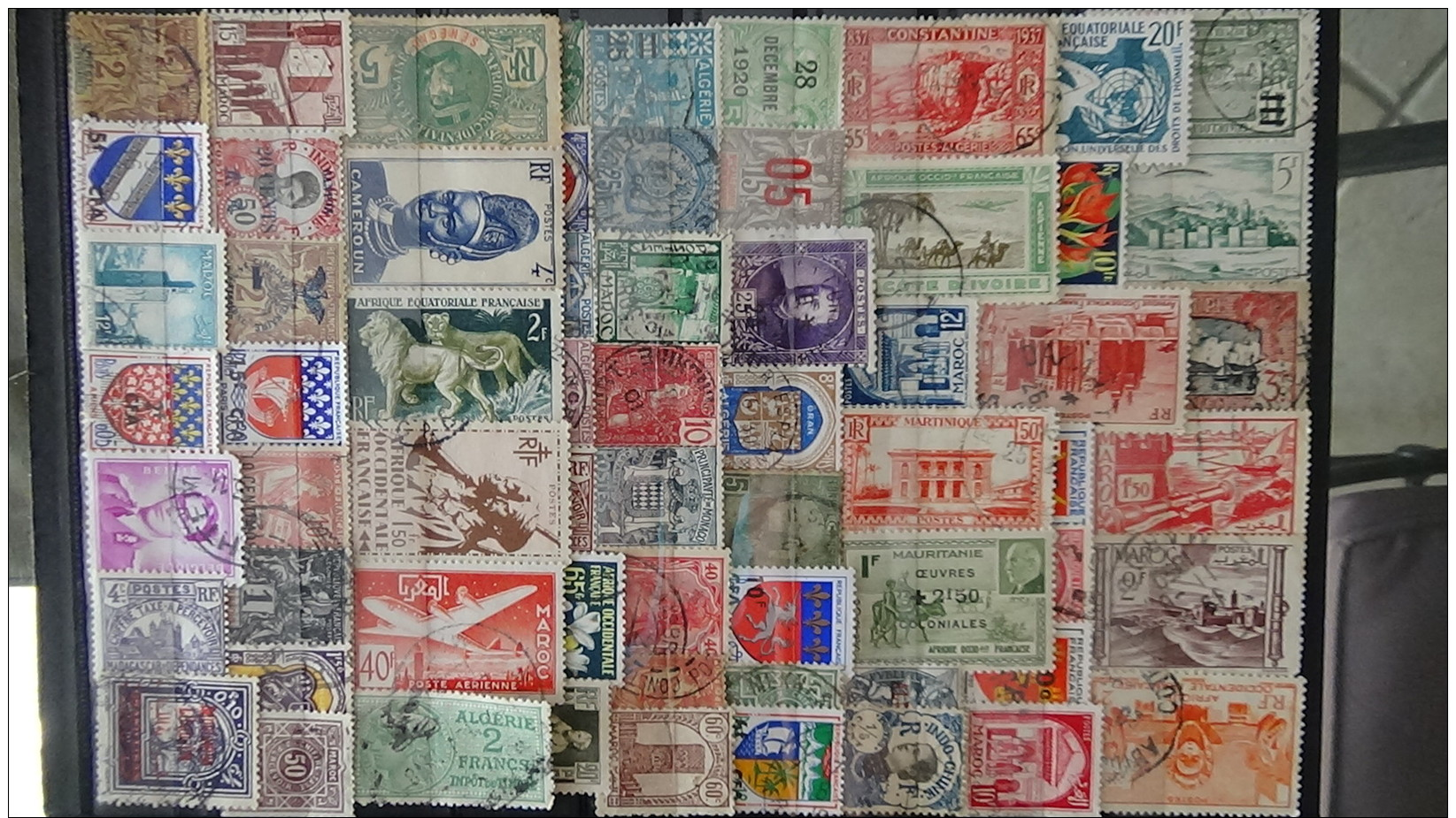 C Timbres **, * et oblitérés anciennes colonies Françaises + caarnet de voyage Terre Adelie. Voir commentaires.