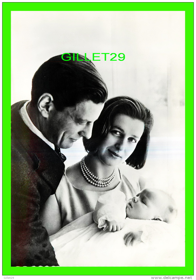 FAMILLES ROYALES - H.R.H. PRINCESS ALEXANDRA &amp; HER HUSBAND ANGUS OGILVY WITH THE BABY SON JAMES ROBERT BRUCE - VALEM - Familles Royales