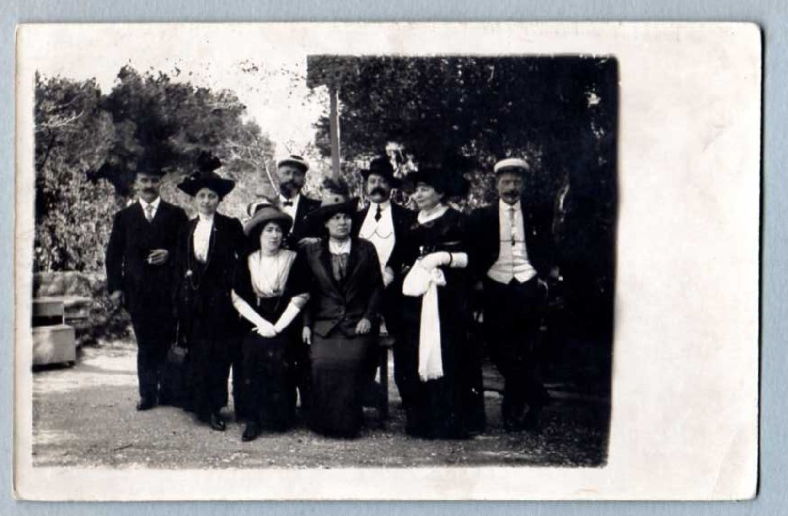 CARTE POSTALE PHOTO - Groupe Hommes Et Femmes - Photos