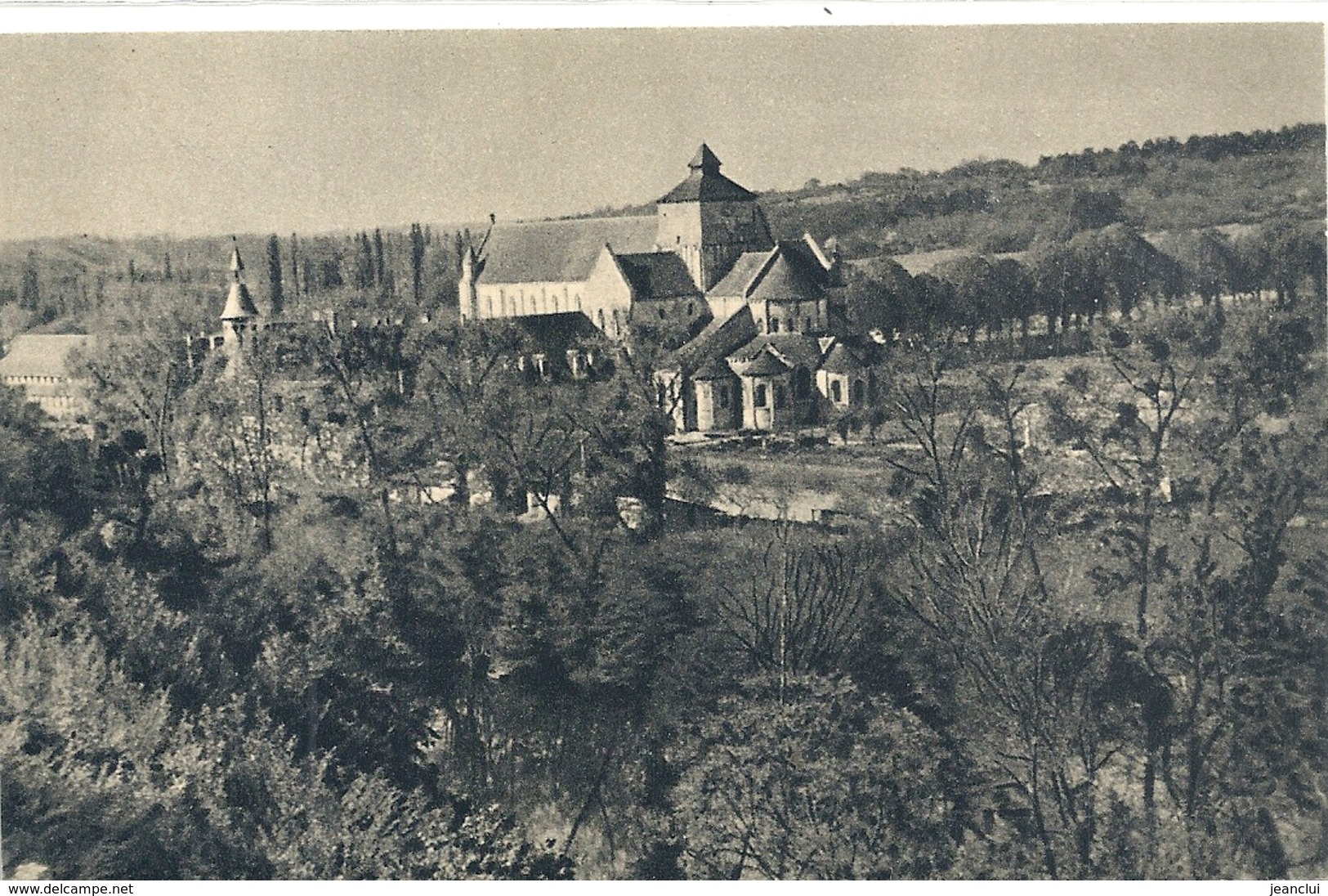 3. L'ABBAYE NOTRE-DAME DE FONTGOMBAULT VUE DES BORDS DE LA CREUSE . CARTE NON ECRITE - Autres & Non Classés