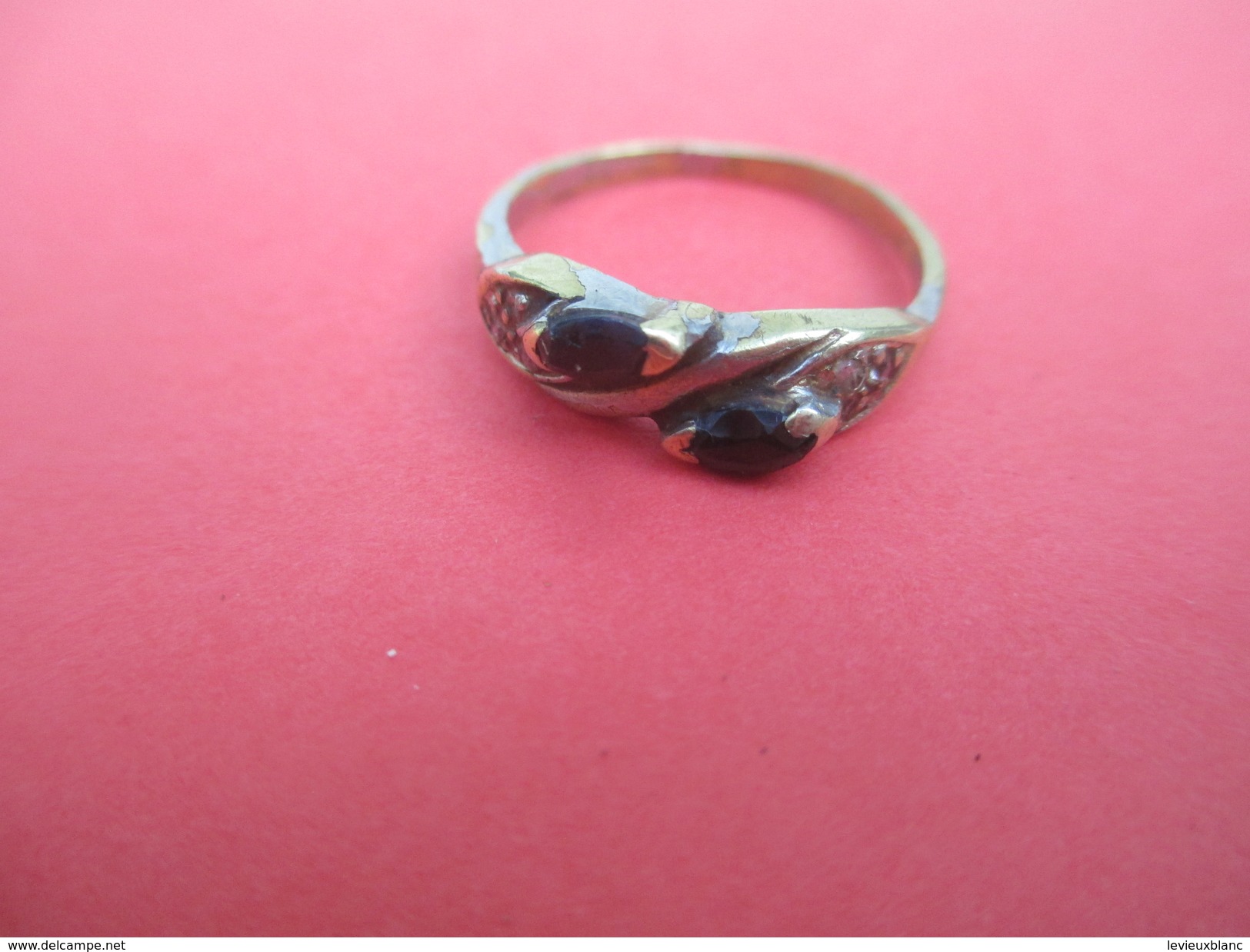 Bijoux Fantaisie/Diamétre 1,8 Cm / Enfant ?/Deux Pierres Bleues Sombres/métal Doré/Vers 1930 - 1950      BIJ57 - Ring