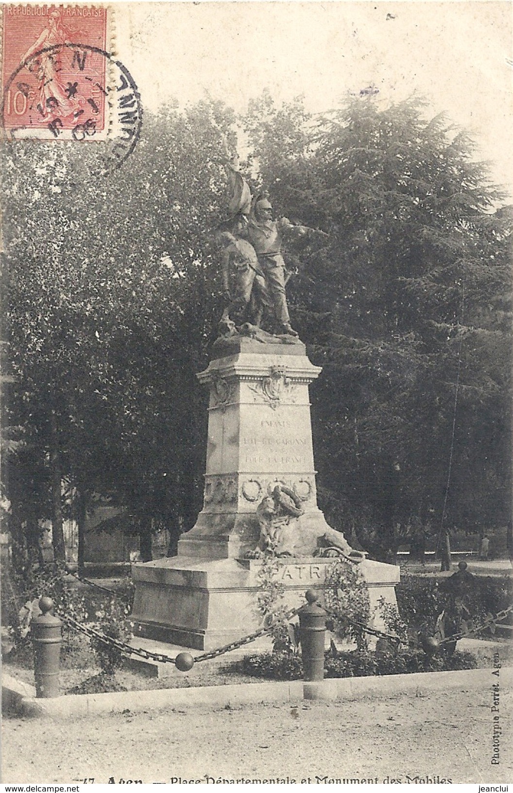 47. AGEN . PLACE DEPARTEMENTALE ET MONUMENT DES MOBILES . AFFR SUR RECTO LE 10-1-1906 - Agen