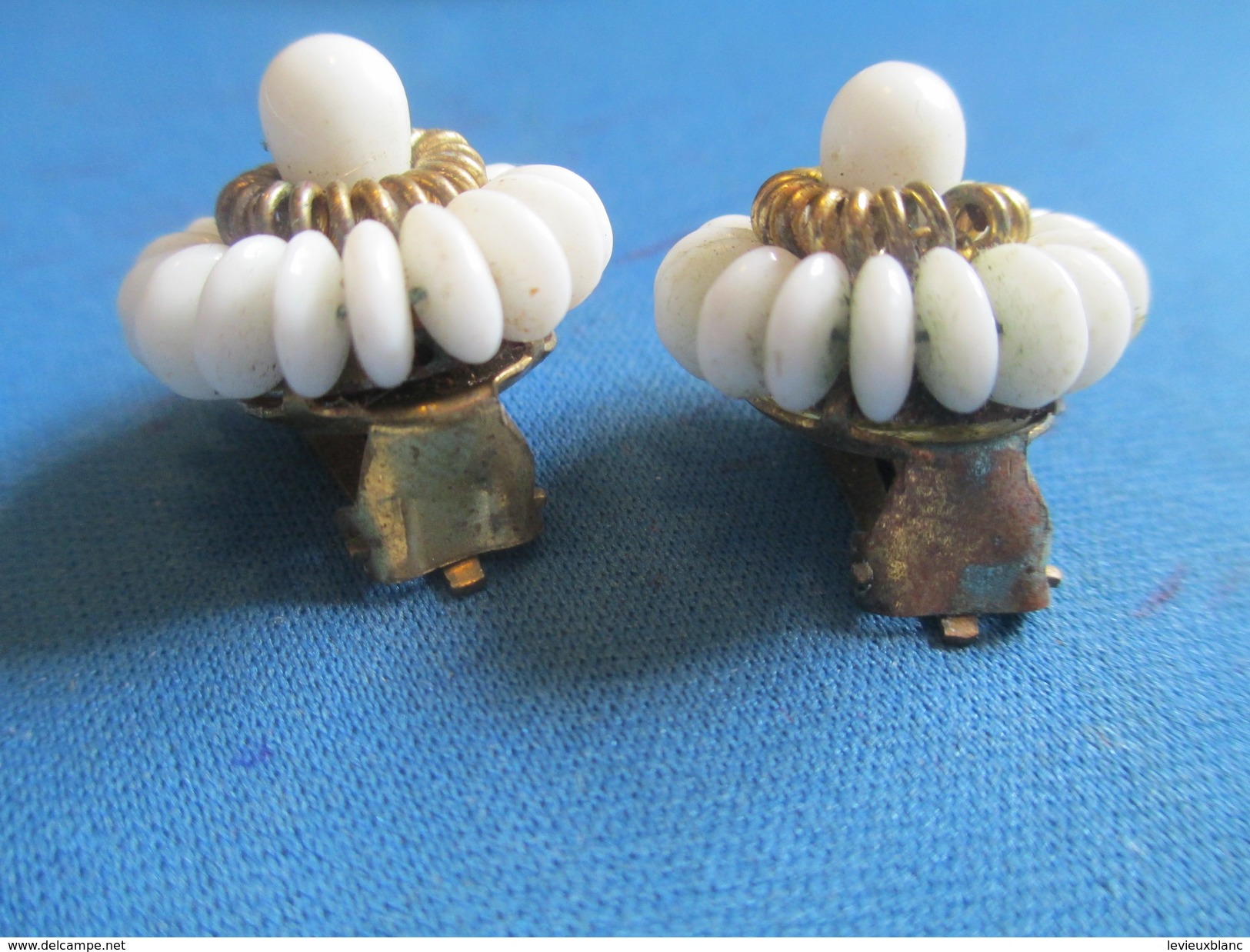 Bijou Fantaisie/ Paire De Boucles D'Oreille/ Pâquerettes En Petites Pierres Porcelaine Enfilées/Vers 1930-1960     BIJ88 - Ohrringe