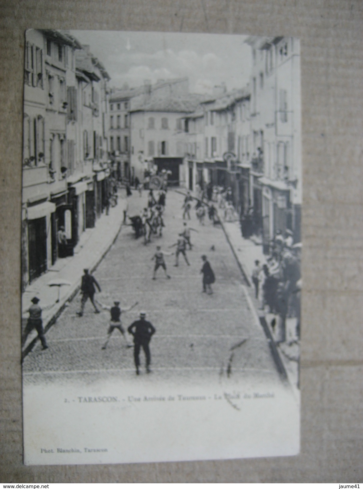 BOUCHES DU RHONE  13   TARASCON    - UNE  ARRIVEE DE TAUREAUX   -  LA PLACE DU MARCHE    TRES  ANIME   TTB - Tarascon