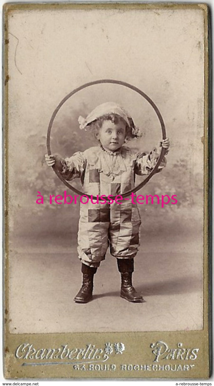 Format Mignonnette CDV 4,3 X 8cm-petit Garçon Déguisé En Arlequin Et Avec Cerceau-jouet-photo Chamberlin à Paris - Anciennes (Av. 1900)