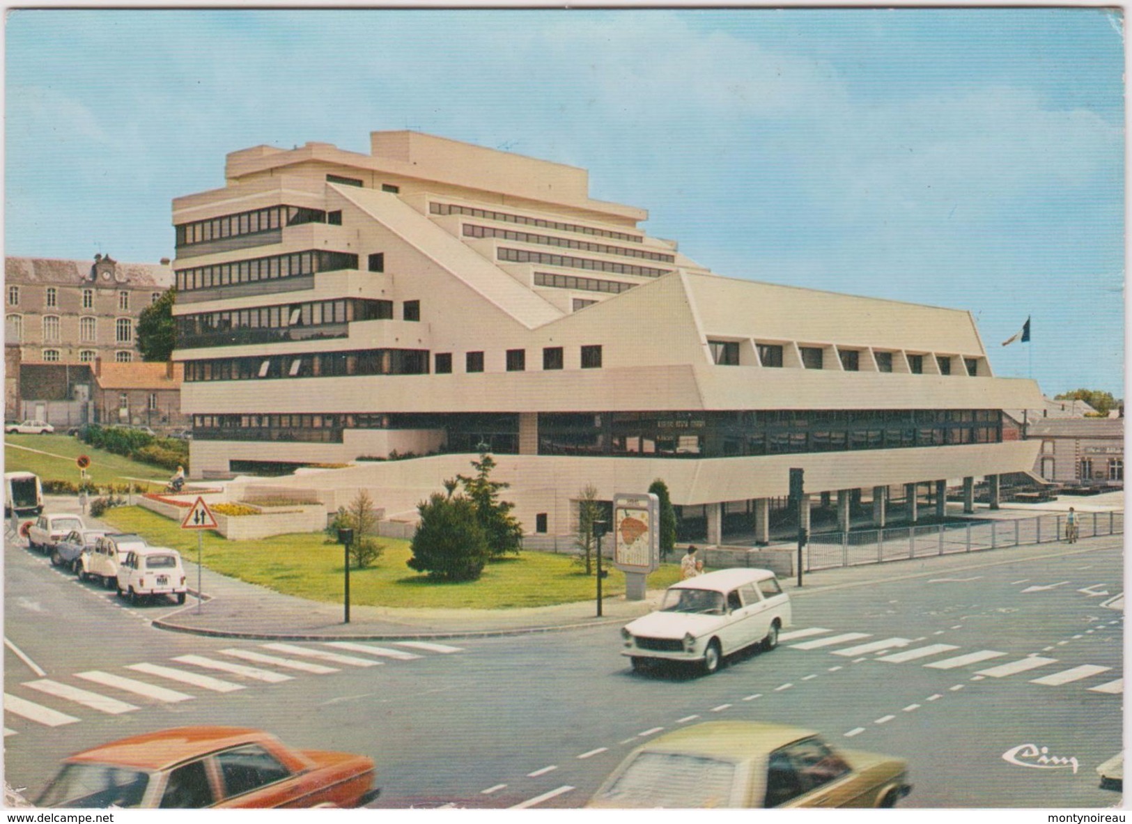 Maine  Et Loire :  CHOLET  :l  Hotel  De  Ville   ( Voiture  Peugeot  ) - Cholet