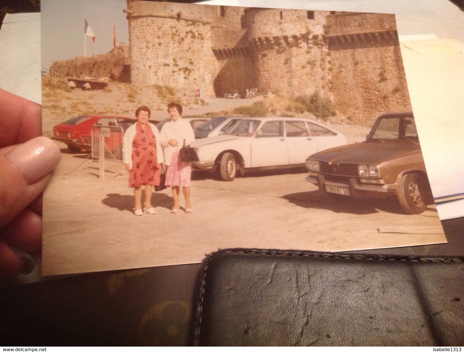 Photo  Noirs  Et Blanc  Couleur 2 Femme Devant Voiture Ancienne Renault 16 Simca Chrysler GS Citroen Château - Persone Anonimi