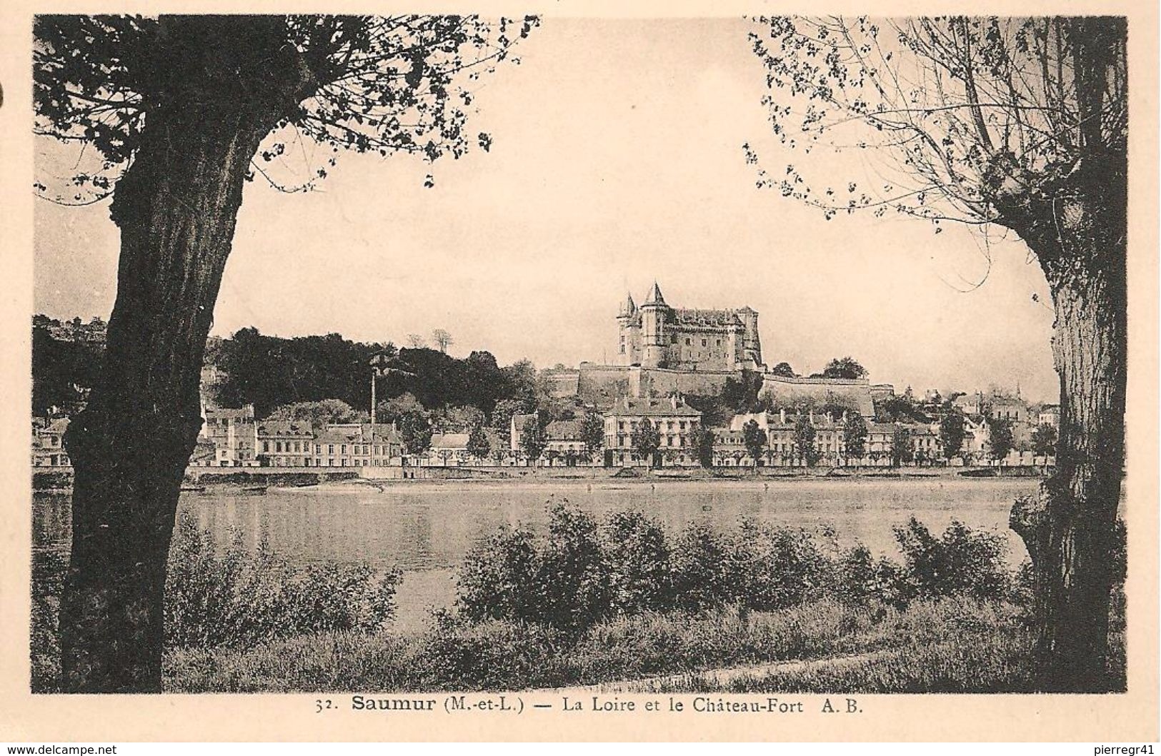 CPA-1940-49-SAUMUR-La LOIRE Et Le CHATEAU FORT-TBE - Saumur