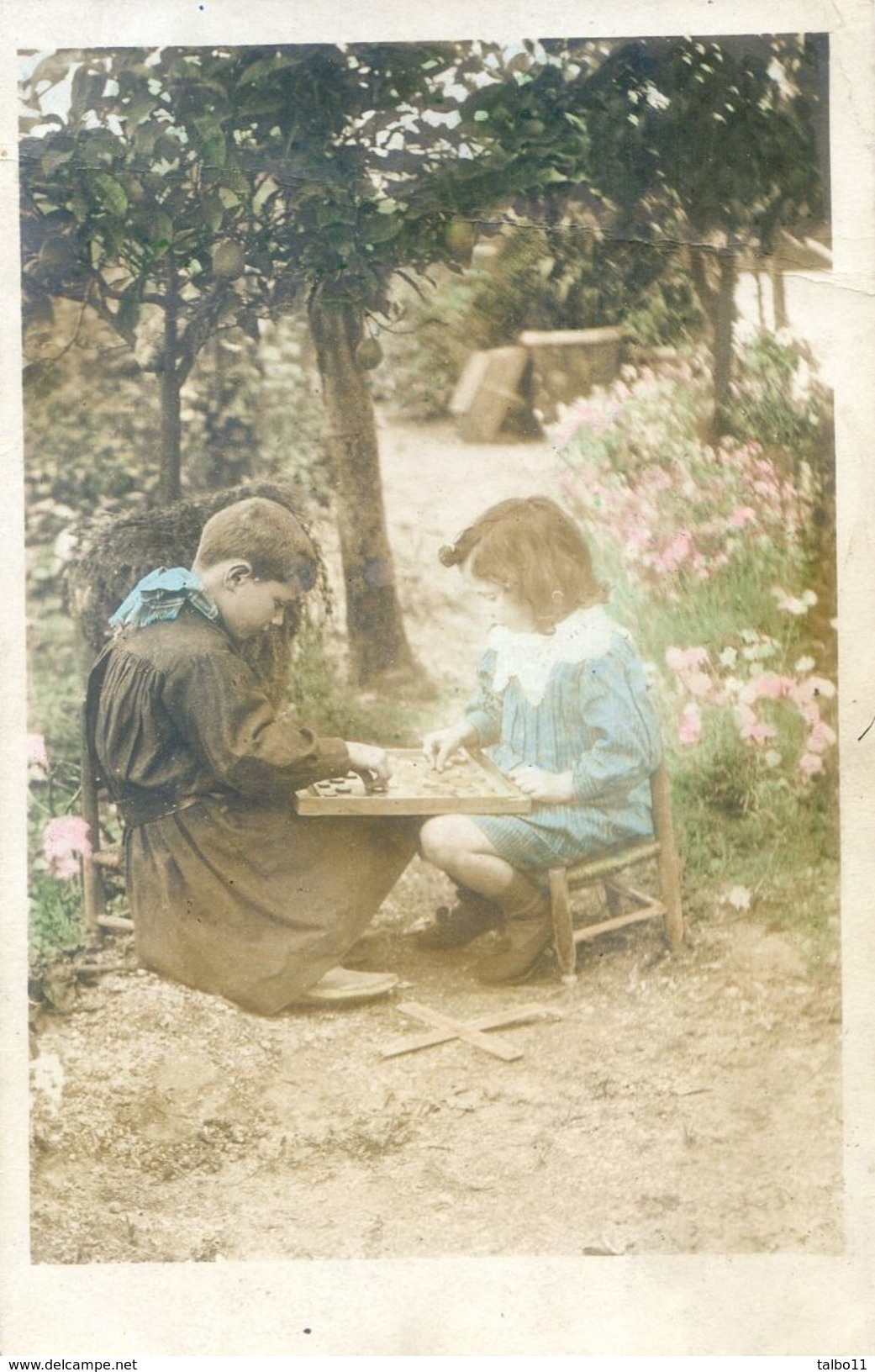 Carte Photo  - Deux Enfants Jouant Aux Dames Dans Un Jardin - Andere & Zonder Classificatie