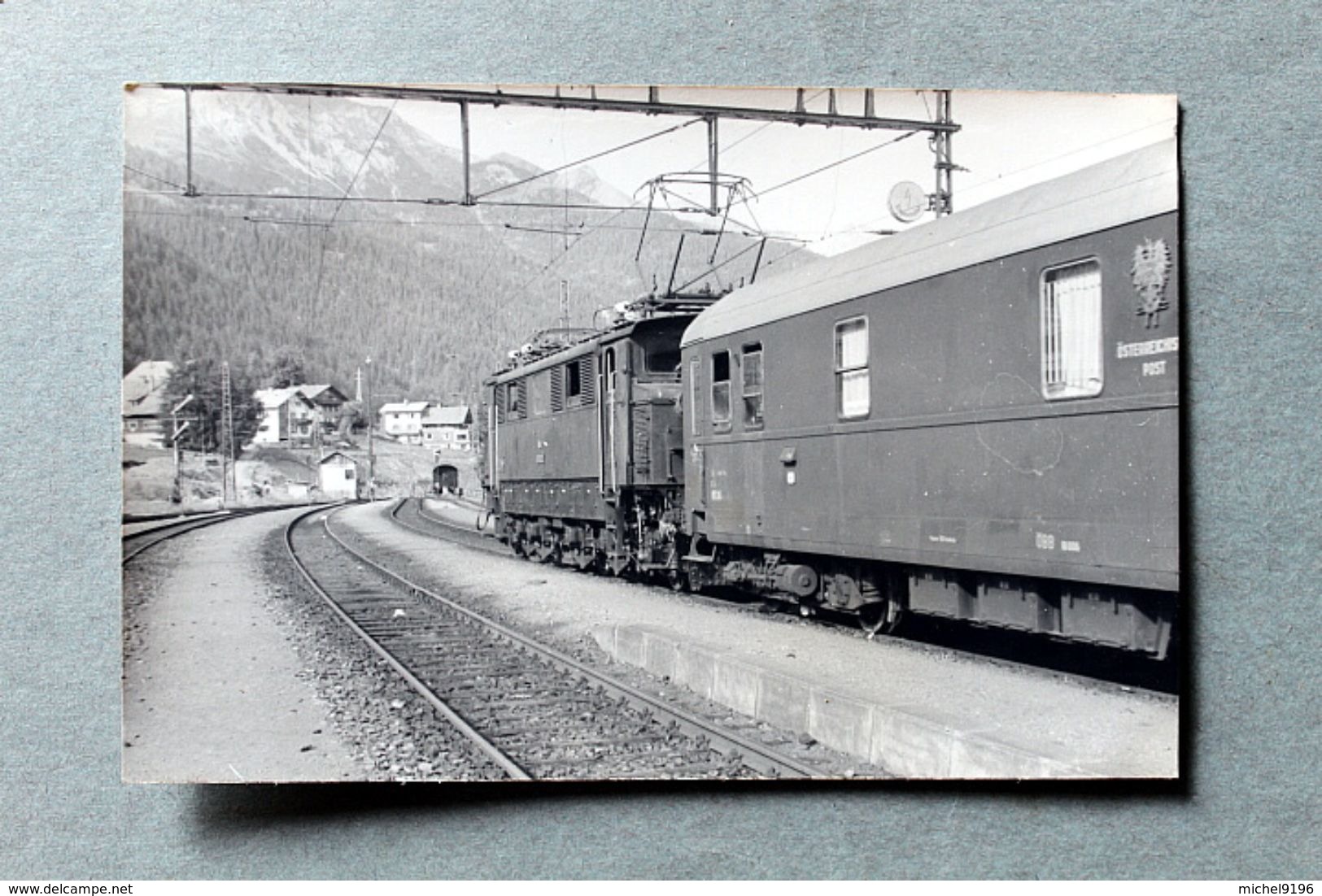 Photo Train En Gare De St Saint Anton?Autriche Cliché SCHNABEL 1966 - Gares - Avec Trains